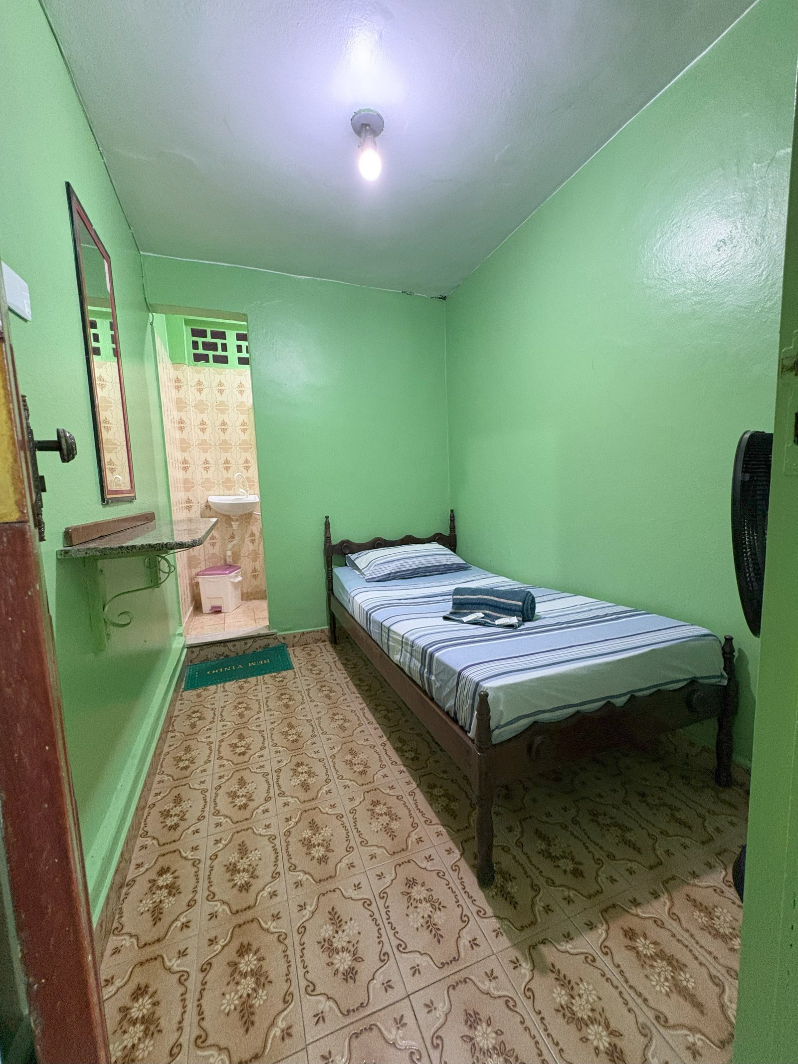 Apartamento com banheiro e ventilador do Litoral Palace Hotel