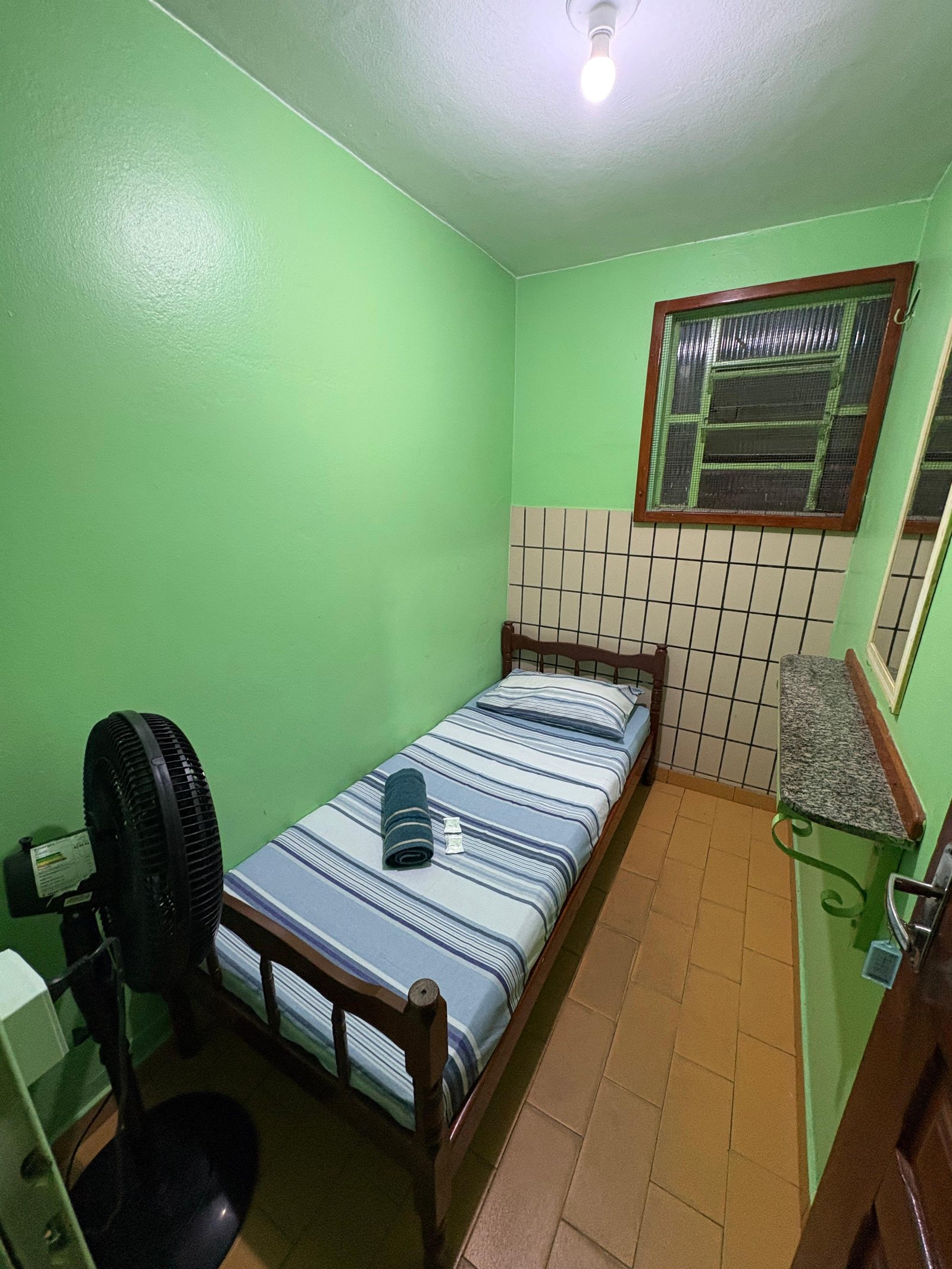 Quarto simples com ventilador do Litoral Palace Hotel